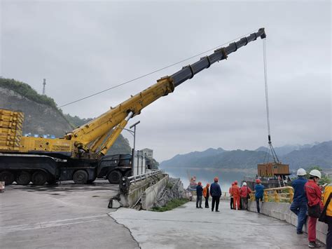 中国水利水电第八工程局有限公司 一线动态 五强溪扩机工程项目成功吊装进水口清污机