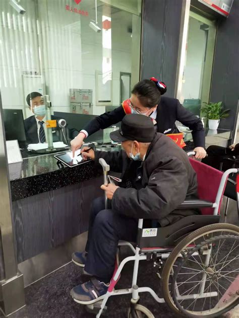 工行西安土门支行暖心服务老年客户 - 丝路中国 - 中国网