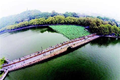 杭州西湖边的断桥高清图片下载-正版图片500800981-摄图网