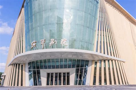 上剧场坐落于上海市中心，由著名戏剧艺术家赖声川亲自设计，致力于推动华语戏剧艺术的蓬勃发展。