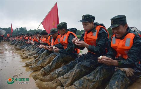 抗洪救灾 堤坝上的难忘瞬间 - 中国军网