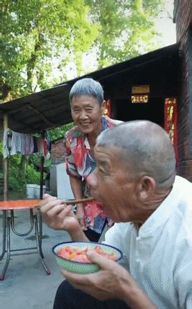 老年人的浪漫爱情！抖音秦巴奶奶：爱就是一起吃好多饭