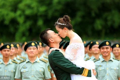 黄山举办集体军婚同庆八一 19对新婚军人夫妇喜结连理凤凰网安徽_凤凰网