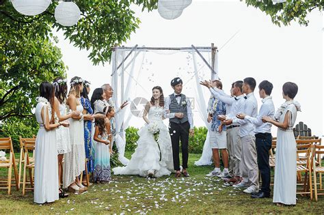 举办庭院婚礼的新婚夫妇和亲朋好友高清图片下载-正版图片502020648-摄图网