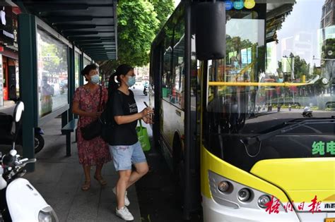 梧州市内公交车恢复正常运营，根据客流出行实际需求优化线路发班时间__财经头条