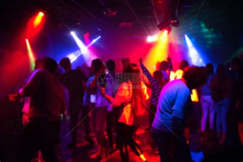 一群人在舞池的夜总会里跳舞高清图片下载-正版图片503662206-摄图网