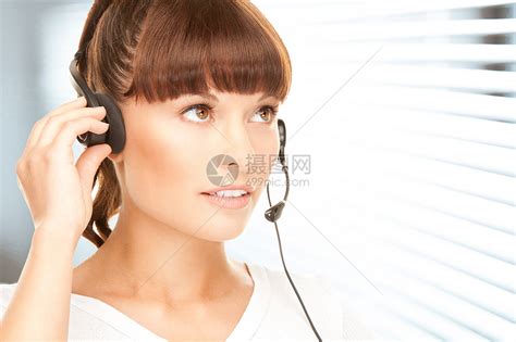 带耳机的女性求助热线接线员高清摄影大图-千库网