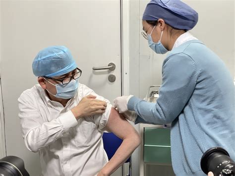 刚刚，张文宏教授打完新冠疫苗第二针！他说……_健康_新民网