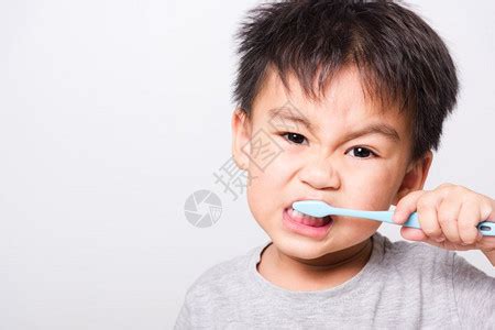 手持牙刷刷牙的小女孩,儿童婴儿,人物百态,摄影素材,汇图网www.huitu.com