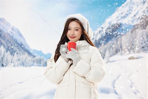 冬日女孩手捧红色马克杯高清图片下载-正版图片507513596-摄图网