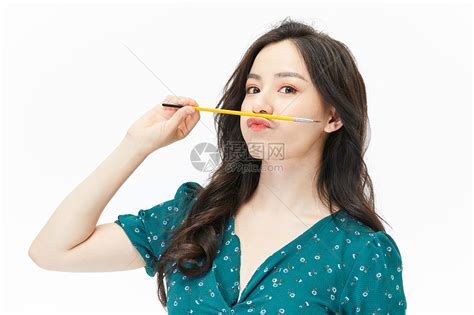 手拿画笔温柔女生头像