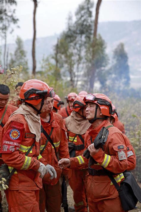 凉山森林消防员的火场战事-影像中国网-中国摄影家协会主办