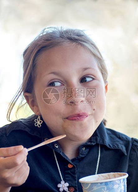 一个小女孩在晚饭前被抓到吃冰淇淋时露出一高清图片下载-正版图片503046685-摄图网