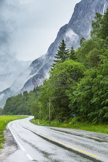 穿过挪威山的通路雾雨日美丽的绿色夏季风景旅行和游高清图片下载-正版图片304587792-摄图网