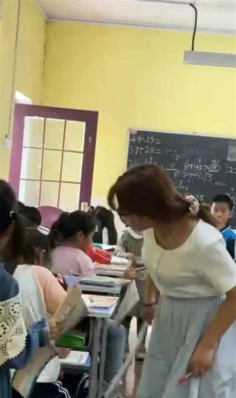 河南幼儿园老师持棍棒殴打孩童 涉事老师被控制_手机新浪网