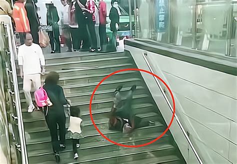 老人摔倒无人敢扶，好心女子扶起后拍视频作为证据，并请民警帮忙_腾讯视频