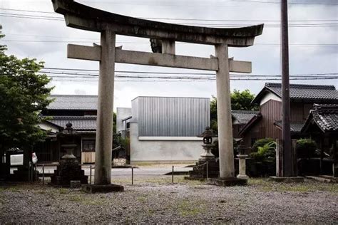 藏在日本庙宇间的卓然不群的现代极简日式建筑住宅，就像一栋美术馆