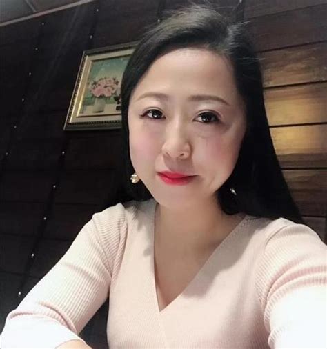 46岁的贾静雯已是“妈妈辈”，穿一条蓝色的泡泡连衣裙，高级减龄_鱼司辰YuSiChen_新浪博客