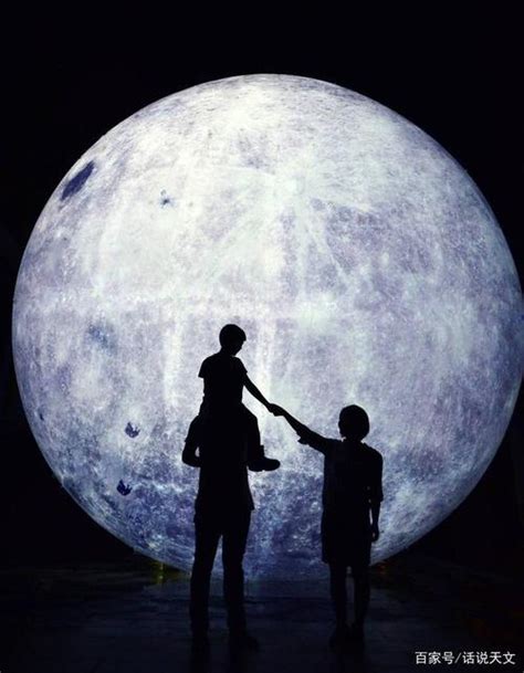 情侣看月亮图片 情侣一起看月亮图片_配图网