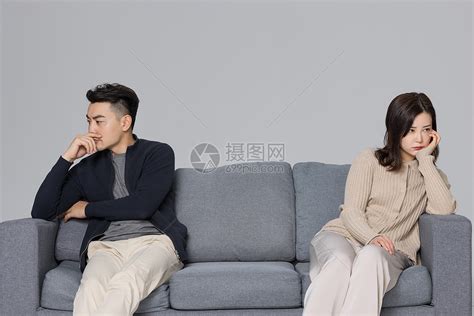 吵架后的夫妻两人坐在沙发上高清图片下载-正版图片501703624-摄图网