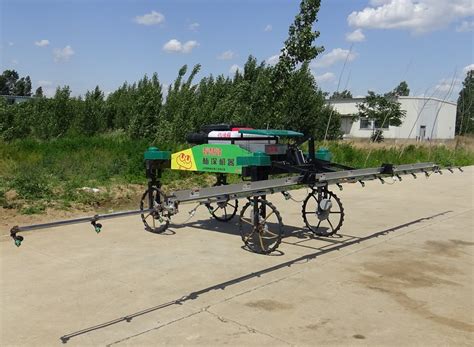 自走式喷雾机为稻田喷洒农药 高科技助力田间管理