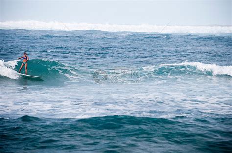 冲浪的女子高清图片下载-正版图片501816041-摄图网