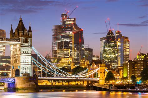 伦敦塔桥与伦敦市中心天际线建筑背景,伦敦英国高清图片下载-正版图片300857734-摄图网