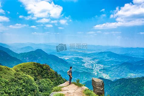武功山登山远望的男人高清图片下载-正版图片500504231-摄图网