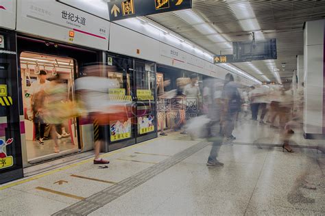 香港闹事者上班高峰期恶意堵地铁-搜狐大视野-搜狐新闻