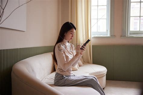 女生躺着玩手机图片