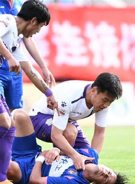 中国足球再现球场暴力！一球员被掐脖疑似窒息，罚再多也没用？