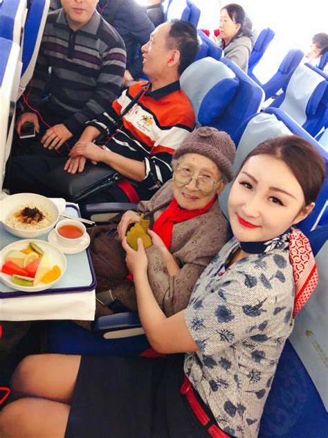 万米高空机组用一碗长寿面为百岁老人庆生 老年旅客乘坐飞机有什么需要注意的呢？ - 周到上海