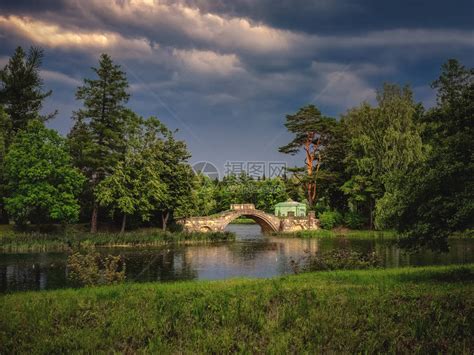 公园里有旧石桥的风雨如磐的风景高清图片下载-正版图片506350825-摄图网