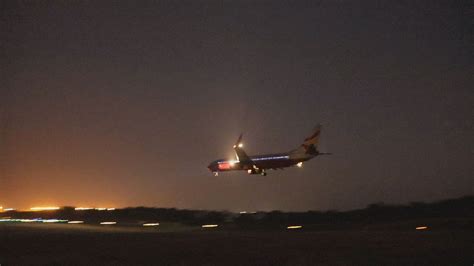 驾驶舱视角：飞行员驾驶波音737客机降落全过程_腾讯视频