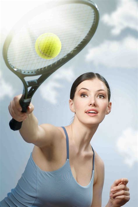 网球场上的美女图片-漂亮的女网球运动员站在网球场上素材-高清图片-摄影照片-寻图免费打包下载