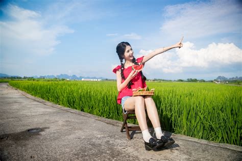 非主流女生坐着头像