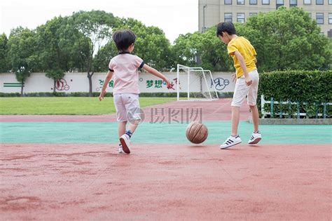 篮球场上一起打球的小学生高清图片下载-正版图片500605441-摄图网