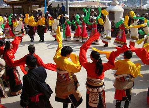 看演出吃“古突” 拉萨藏热社区各族群众春节藏历新年联欢_社会奇趣_湖南红网新闻频道
