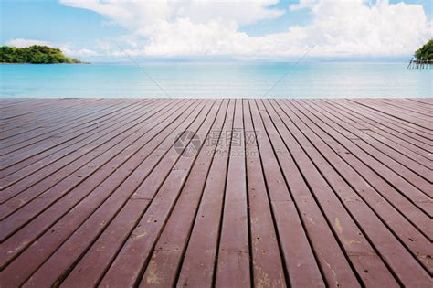 木板在海边的海滩高清图片下载-正版图片505871535-摄图网