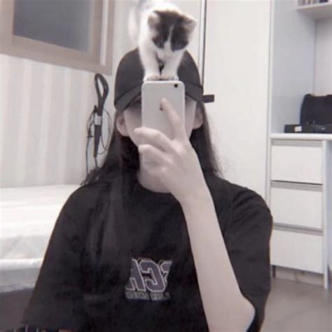 甜美女生拿手机头像图片