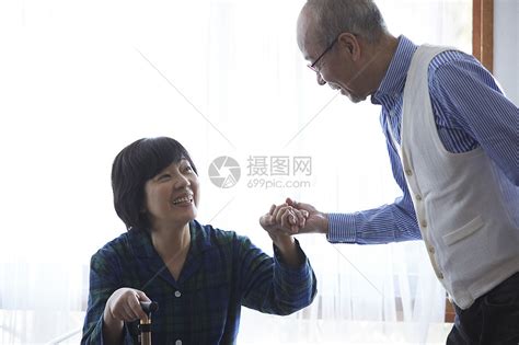 老年夫妻的浪漫生活高清图片下载-正版图片502197538-摄图网