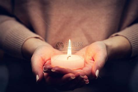蜡烛在女人身上发光手祈祷信仰宗教概念祈祷宗教高清图片下载-正版图片304426859-摄图网