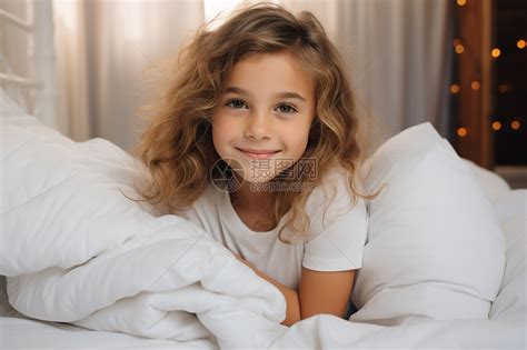 趴在床上的小女孩高清图片下载-正版图片600611646-摄图网