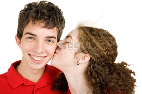 年轻男孩被女友亲吻脸颊孤立的白着高清图片下载-正版图片306985287-摄图网