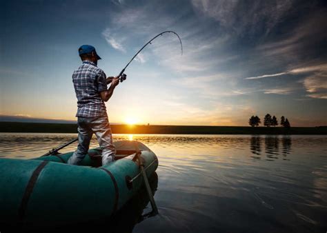 一个人在河里钓鱼图片-在河里钓鱼的垂钓者素材-高清图片-摄影照片-寻图免费打包下载