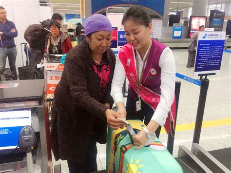 南航新疆中转员借五一小长假手把手教旅客托运行李 - 中国民用航空网