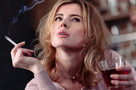 女人在喝酒抽烟酒与烟玻璃的沉思妇女画像 图片下载 - 觅知网