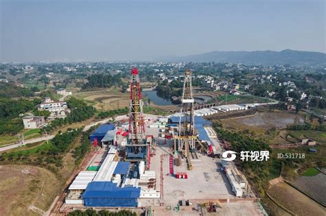 航拍中国四川页岩气钻井现场的场景 图片 | 轩视界