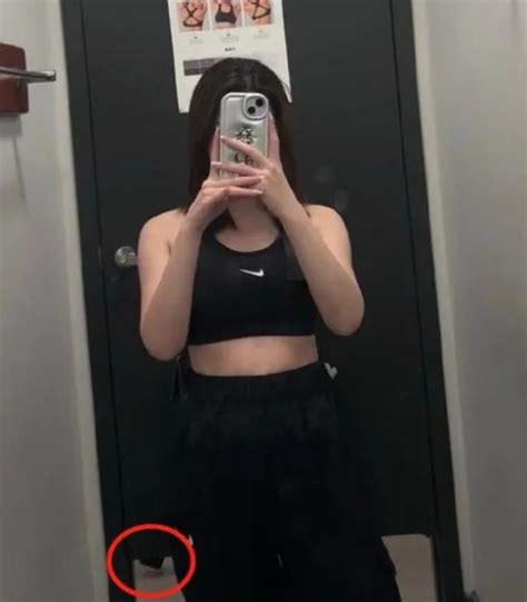 女子称在Nike试衣间4分钟被偷拍3次，员工否认偷拍并拿手机供查验__财经头条