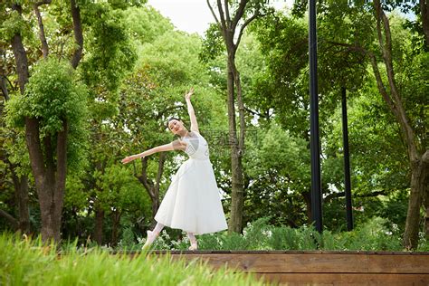 树林中翩翩起舞的芭蕾舞者高清图片下载-正版图片507718134-摄图网